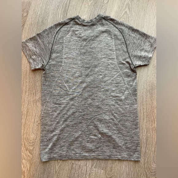 Lululemon Metal Vent - Picture 2 of 3